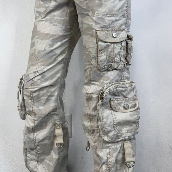 Y2K mid rise cargo pants with an all-over desert camo print Size 9 - Picture 3 of 9